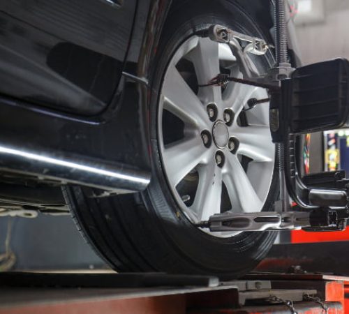 alinhamento Car on stand with sensors on wheels for wheels alignment camber check in workshop of Service station.